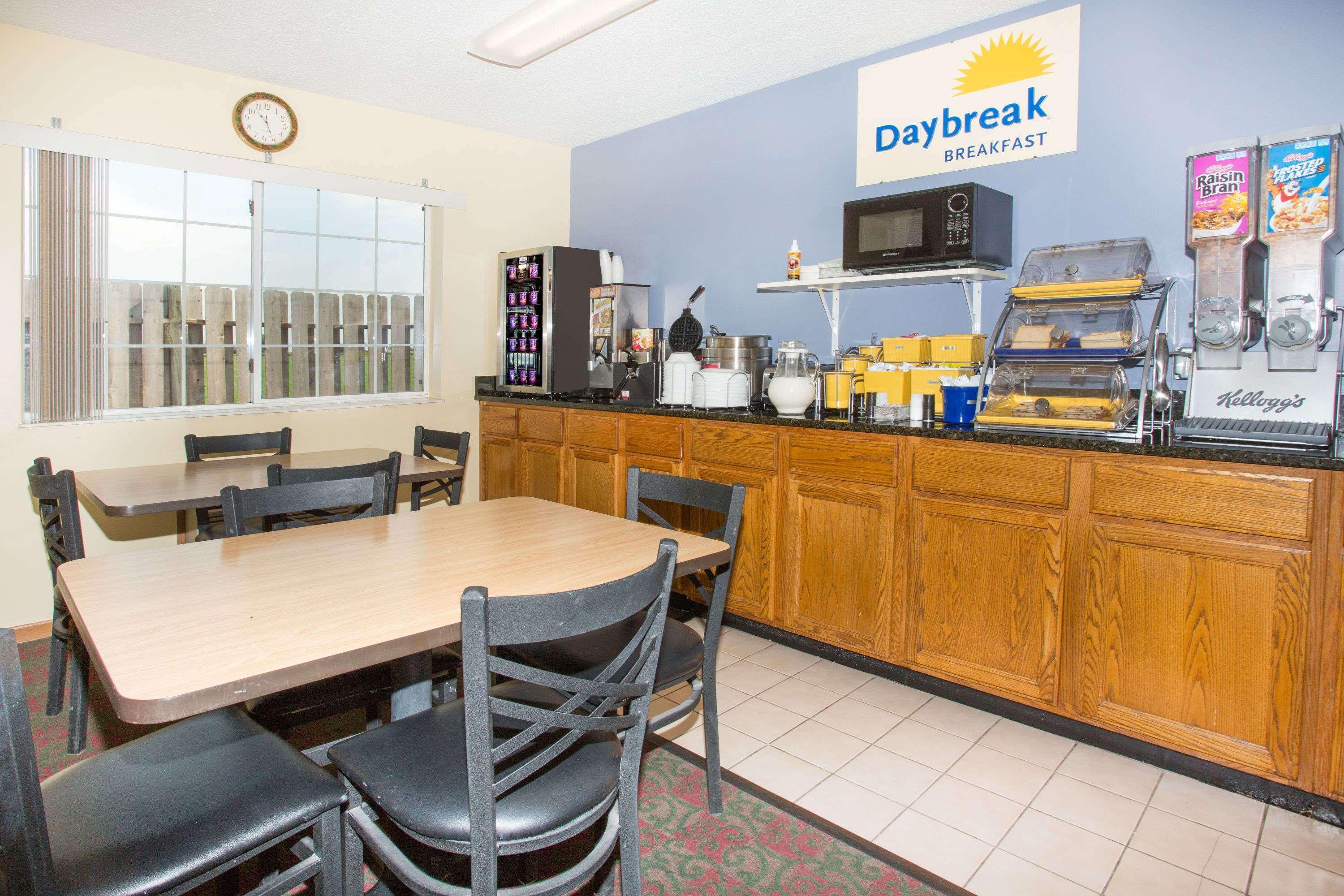 Days Inn By Wyndham Lexington Ne Esterno foto